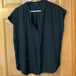 Banana Republic black silky/poly top with sexy v neck and capped sleeves, med.